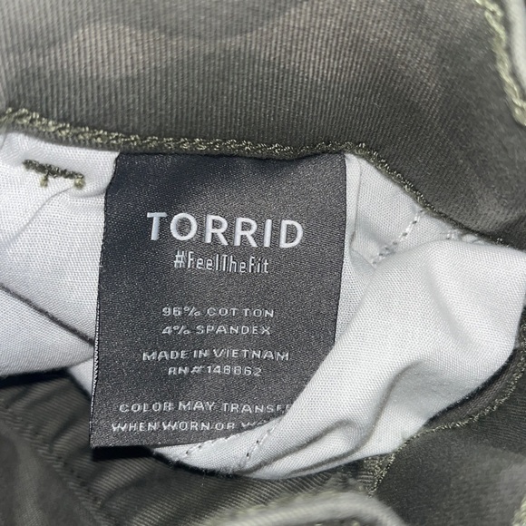 Torrid green camo weekend straight cargo pants Size 1 (14-16) - Picture 10 of 10